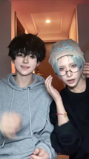 Kiss Kiss Kiss Dance Challenge Cosplay