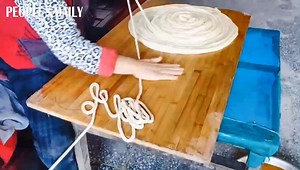 37K views · 261 reactions | Shh. Don’t talk when frying food! Chinese people believe that noise would vex cooking fairies who could bring fortune. Sangza is a popular snack consisting of deep-fried noodles in a folded shape in north China. People are preparing food for the upcoming Spring Festival. | People's Daily, China | Facebook