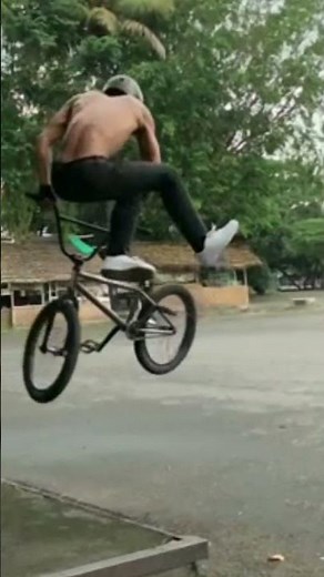 Bunnyhop Tailwhip Smooth - BMX Trick