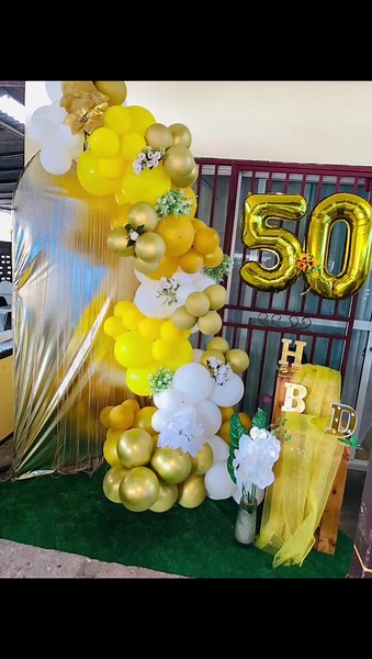 Celebra tu 50 cumpleaños con globos amarillos