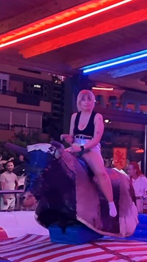 mechanical bull riding highlights tonight, benidorm 🇪🇸 . . . #spanishbull #ridingbull #bull #mechanicalbull #bullriding #benidorm