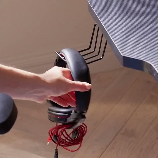 Découvrez le bureau gamer CODE noir et rouge – BUT
