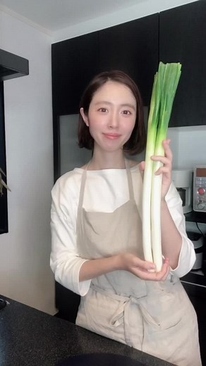 【鮮度維持♡ネギの保存法】 冬に美味しいネギですが、、、 長くて場所を取り、置き場に困る事も💦 ⁡ 常温のまま置いておいておいたり 冷蔵庫に長いまま、入れてしまったり しがちですが、、、 👆若い頃、私はよくしてました🤣 ⁡ そうすると、、、気づいたら ⚪︎緑の部分が枯れていた😭💦 ⚪︎白い部分が茶色くなっていた😭💦 なんて事も💦 ⁡ ネギは、乾燥に弱いため、 そのままにしておくと 劣化のスピードが早くなってしまいます。 ⁡ ---- きちんと保存すれば 2週間以上日持ちします✨ ---- ⁡ 今回は、ネギの鮮度を保ち 茶色くなりにくくする保存法をリールに まとめてみました☺️ ⁡ 🔶ネギ保存法🔶 1.ネギを三頭分に切ります。 →この時根っこは切ってね^ ^ ⁡ 2.キッチンペーパーを濡らして、 ネギを包みます。 →水分補給をする事で、より 鮮度維持に繋がります。 →この時、ネギを切った時 上の部分がどっちかわかるようにしてね。 ⁡ 3.ジップロックにネギを入れます。 ⁡ 4.容器にネギを立てて保存します。 →この時、ネギを切った時上の部分が 上になるように入れてね。