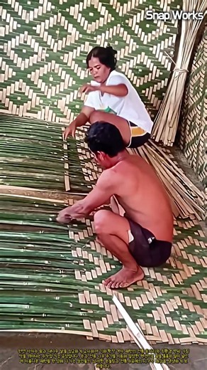천연 야자수 잎을 활용한 기하학적 격자 매트 수작업 편직 공정 #worker #process #artisan #natural #pattern