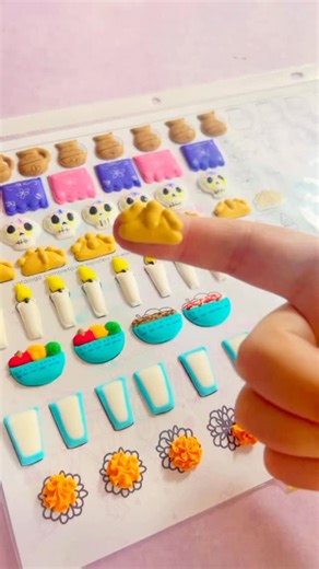 DISPONIBLE MÁS DE 30 diseñitos de plantillas para hacer tus propias decoraciones de roya icing 💖🤩 ¿Cómo adquirirlo? Por mensaje de whats app y transferencia o directo en la página con tarjeta o paypal. https://gagagalletas.com/producto/hojas-de-transfers-royal-icing/ | GaGaGalletas