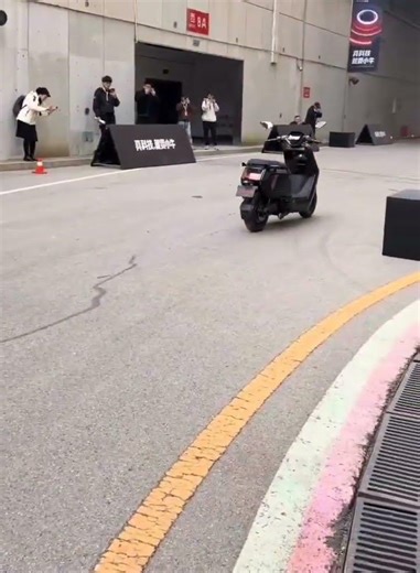 许多中国企业已经推出了自动驾驶两轮电动车，其核心功能包括自动驾驶、自动平衡、智能避障和远程召唤，专为日常通勤和物流配送等场景而设计。 #机器人#robot #科学技術