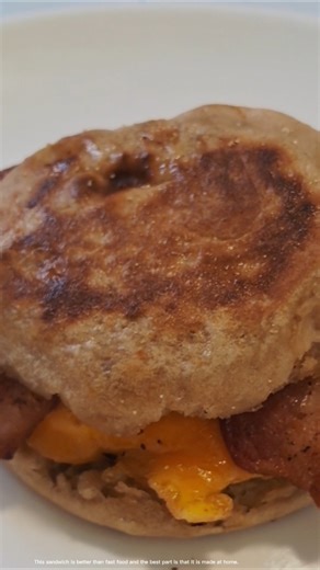 Simple homemade breakfast sandwich everyone should try #easyrecipe #breakfast #eggs