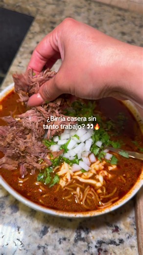 Se te antoja una birria bien rica, pero sin pasar horas en la cocina? 🤤🇲🇽 ¡Preparar una birria deliciosa en casa nunca había sido tan práctico! 🤤🔥🇲🇽 Estas bombas de birria de EZ Bombs vienen cargadas de especias y condimentos para darle ese sabor intenso y delicioso a tu comida sin tener que medir tantos ingredientes por separado. Perfectas para preparar tacos de birria, quesabirrias, consomé y carne de res estilo mexicano. 🌮🥩 Cada paquete incluye 2 bombas de sazón y es una opción súper