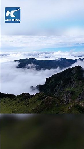 Sea of clouds in Shennongjia in autumn splendor