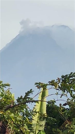 Guguran Material Vulkanik Merapi Mengarah Barat Daya