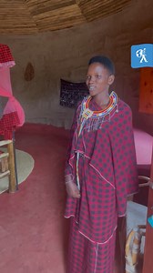 🛎️ Au Serengeti, même sortir de ta chambre devient une aventure. Dans certains lodges, impossible de mettre le nez dehors sans… sonner une cloche. Et non, ce n’est pas pour commander le petit-déj. Un Massaï vient t’escorter là où tu veux aller. Pourquoi ? Parce qu’ici, tes voisins ne sont pas des touristes bruyants… mais des lions. Oui, des vrais. Qui rôdent parfois juste derrière ta porte. 🦁 Une expérience unique, entre frissons et fascination, dans l’un des plus beaux sanctuaires naturels du