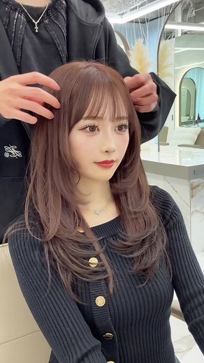 ヘアカット: レイヤーたっぷりで小顔効果！12トーンのチョコレートブラウンカラー