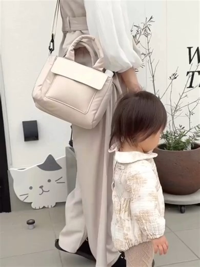 👶お子様とのお出かけがもっと楽しくなる💖 e.x.p.japonの《2WAYお散歩マシュマロバッグ》をご紹介🎀 カジュアルにもフォーマルにも似合う、 おしゃれママに大人気の洗練デザイン👜✨ ☁️まるで赤ちゃんが触りたくなるような“ふわふわ生地” 📦見た目以上の大容量に驚きの声多数！ 詳細はオフィシャルサイトをチェック🔍 お子様とのお出かけが、もっと自由で快適に💐 ୨୧┈┈┈┈┈┈┈┈┈┈┈┈୨୧ 🛒 ⌇ 商 品 紹 介 ◎ 商品：2WAYマシュマロお散歩バッグ ◎ カラー：ブラック/アイボリー ◎ 価格：￥4400（税込） ୨୧┈┈┈┈┈┈┈┈┈┈┈┈୨୧ #イーエクスピージャポン #e.x.p.japon #exp_baby #おしゃれベビー #子育て #マザーズバッグ #マザーズバッグの中身 #ママバッグ #育児 #育児記録