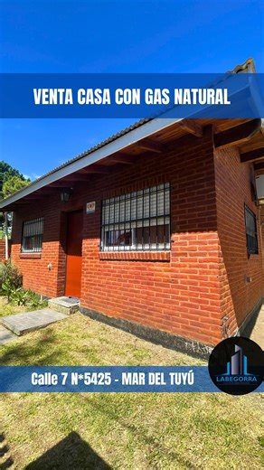 Inmo Labegorra on Instagram: "⚠️ Atención, porque casas así en Mar del Tuyú… no aparecen todos los días. 📍Calle 7 n*5425. - Mar del Tuyú ✅Casa construida en medio lote, sólida, funcional y lista para entrar a vivir. Living comedor amplio, ladrillo a la vista, techo de madera que le da carácter y calidez real. Cocina integrada, cómoda y práctica para el día a día. 2 Habitaciones y 1 baño. Patio arbolado con galpón 📲Escribinos al 2246506867 y coordina una visita 📍Encontranos en calle 3 n5468 de