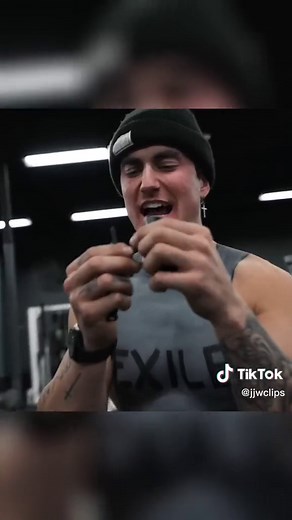 Wearing Only Body Paint in the Gym: Hilarious Reactions!