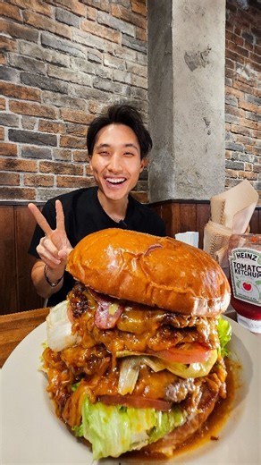 Mega Burger Challenge at Shinjuku! Started as a 3kg challenge, but I made it a little more intense by adding 5 extra cheeseburgers 🙌 | Zermatt Neo