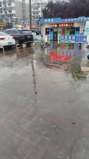 自行车到手，开心的不得了，大雨都拦不住你