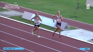 💪 Jusqu'au bout d'elle-même ! 🥇 Margot Dajoux (Clermont AA) a tout donné pour s'imposer en finale du 2000 m steeple cadettes en 6'48''83, 3 centièmes devant Maily Bauguil (CA du Roannais) ! 💻 Suivez les #CFAthlé en 𝗗𝗜𝗥𝗘𝗖𝗧 sur http://athletv.fr | FFA - Fédération Française d'Athlétisme