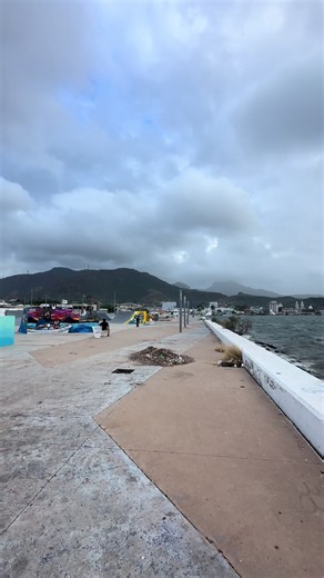 🌊Ya empezó a salirse el agua del mar… 📍Malecón de Guaymas, Sonora Pleamar astronómica: Es la fase natural en la que la marea alcanza su máxima altura impulsada por la atracción gravitacional de la Luna y el Sol, elevando el nivel del agua cerca de un metro en las zonas costeras y bajas del puerto Video de hoy: Lunes 5 Octubre 2026 7:50am