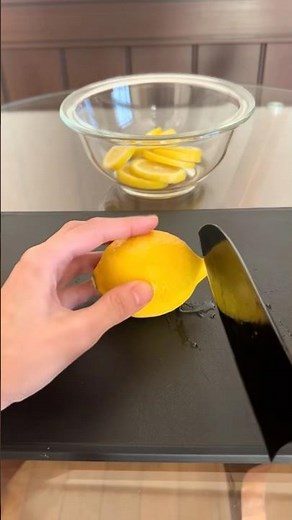 料理、ドリンク…とっても役立つ万能レモンシロップ①レモン3個②氷砂糖270g(レモンと氷砂糖が同じ分量になるように)③はちみつ適量 #おうちカフェ #ドリンク#料理#料理動画