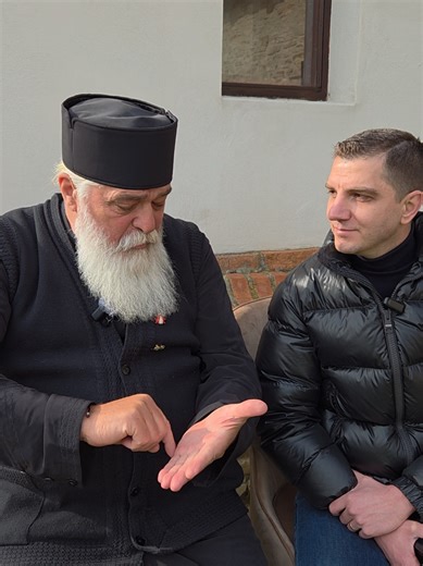 Dacă s-au despărțit tinerii din cauza socrilor… ascultați un sfat cu adevărat de folos sufletului! În multe familii, încercările nu vin din lipsa iubirii dintre cei doi, ci din amestecul celor din jur. Când părinții uită că tinerii trebuie să își clădească singuri casa și viața, apar neînțelegeri, tensiuni și, uneori, dureroase despărțiri. Sfântul ne învață limpede prin cuvântul Scripturii: 👉 „Va lăsa omul pe tatăl său și pe mama sa și se va lipi de femeia sa.” (Facerea 2:24) Aceasta nu înseamn