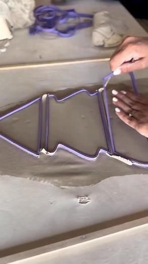96 reactions · 6 comments | Tablita arbolito para decorar la mesa navideña 﫶 #kitdeceramica #ceramica #cerámica #diy #pottery #clayart #ceramicaartesanal #christmas #navidad #deconavideña #decoracion #tutorial #manualidades | Stamp It | Facebook