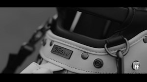 A GOOD WALK REWARDED. Learn more about LINKSLEGEND here: https://bit.ly/3Pzxk13 The Titleist LINKSLEGEND series is a premium offering of golf bags designed to elevate the experience of dedicated golfers. You’ll find that every detail and nuance has been carefully considered. Only the finest materials are used in combination with classic design elements, modern features and the highest quality craftsmanship. The understated branding and exceptional customisation result in a series that proudly sh