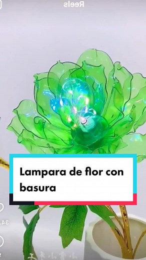 Convierte una botella en una lampara de flor con basura