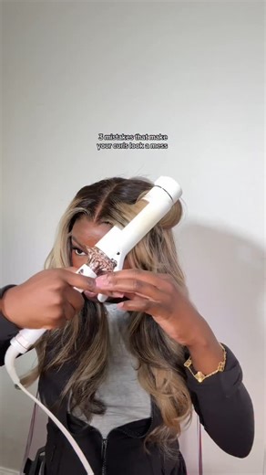 YOUR FAVORITE WIG TECH 💁🏾‍♀️ on Instagram: "Girlllll how many times have you curled a wig and instantly knew it wasn’t coming out right? You’re probably making these mistakes: 1. Not pining up each curl 2. Curling hair in the wrong direction 3. Not cutting layers into the wig As irrelevant as it seems, these mistakes literally are in the way of making your wigs look expensive! And if you want to avoid these mistakes I’ll be showing yall my exact technique in the Ultimate Layers and Curls Cours