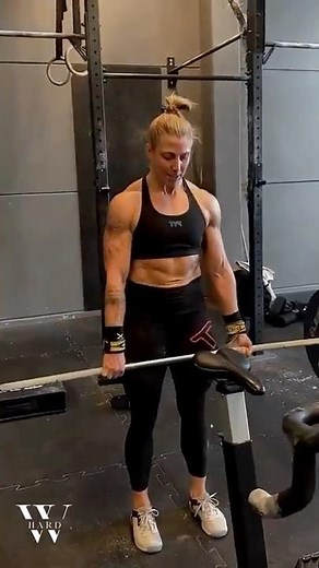 SHE DEADLIFTS WITH PERFECT TECHNIQUE 😍