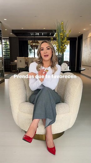 El cuerpo triángulo invertido tiene forma de V y se caracteriza por tener los hombros más anchos que las caderas. Te contamos cómo vestir si tienes esta silueta. ¿Conoces tu cuerpo? ¿Sabes qué prendas son las que más te favorecen? ¿Qué prendas te ayudan a estilizar tu figura y sacar el máximo provecho de ella? #fashion #fashiontips #fashionista #tipsdemoda #quitoecuador #fyp #tendencia #paramujeres #amigas #vida #Lifestyle #estilo #moda #consejos #stylingoutfit | natyromerolucero