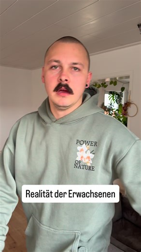 Jonathan Gauggel on Instagram: "Sagt mir bitte, dass es bei euch auch so ist 🙈 Was sagt ihr zu meinem Handstand? 😅 #reelsdeutsch #funnyreel #comedyreel #schwäbisch"