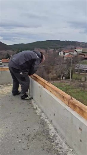 Ето така се прави покрив с технология от 90-те години. И най вече да ти влезе тръбичката. Това е много важно. #майстор #ремонт #софия #къща #покрив @ICO @влади @Ивайло Петков @Дмитрий Валентир