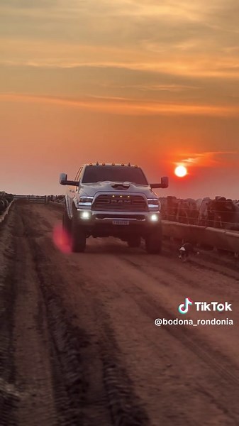 Dodge Ram 2500: O Poder e Desempenho na Estrada