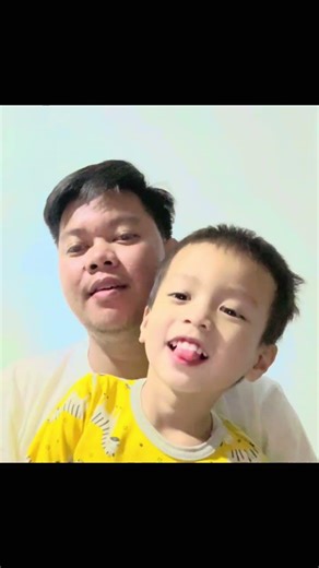 Anak monye di atas pohon