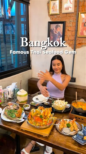 Save this Bangkok’s most famous local seafood spots 🦞🦀 📍The Seafood Cafe & Restaurant @theseafoodcafe_bkk A viral favorite right in Chinatown, loved by locals for its super fresh Thai seafood, huge portions, and seriously good prices 🥰 Everything here hits — authentic flavors, comfort vibes, and amazing value. Don’t skip the signature lobster (just look at the size 😍), the deep-fried almond prawns — perfectly crunchy with rich truffle mayo — I literally finished the whole plate. And the sea