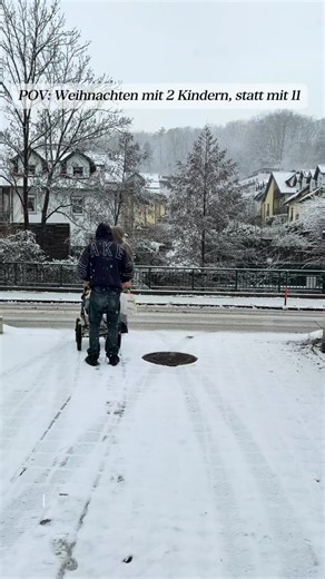 Lisa Schrenk on Instagram: "Den Abend des 24.12. habe ich zum ersten Mal seit der Trennung ohne neun meiner Kinder verbracht. „Nur“ der Älteste und die Jüngste waren bei mir – und ich hatte große Angst davor. Ich habe meine Kinder unendlich gern um mich. Sie sind die allerliebsten Menschen auf der Welt für mich (und mein Partner natürlich). Mit ihnen ist alles vertraut, alles fühlt sich nach Zuhause an. Wie also sollte ich diesen besonderen Tag verbringen, wenn ich nur wenige Stunden mit ihnen h