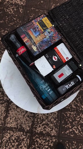 @savat_zor on Instagram: "Saralangan ichimliklar, shirinliklar va xushbo‘y qahva jamlangan premium sovg‘a savati. Nafis dizayn va sifatli to‘ldirish — har qanday bayram uchun a’lo sovg‘a 🎁 ____ Премиальная подарочная корзина с отборными напитками, сладостями и ароматным кофе. Стильное оформление и качественное наполнение — идеальный подарок для любого повода 🎁"