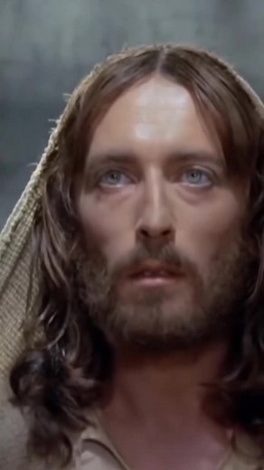 **Por que a Oração de uma Mãe é Tão Poderosa?** A oração de uma mãe é incrivelmente forte por várias razões. Primeiro, existe uma ligação física única entre mãe e filhos, fruto da gestação, do cuidado e da criação. Segundo, a mãe tem uma conexão emocional profunda, sentindo e absorvendo as dores e experiências dos seus filhos. Terceiro, e mais importante, há uma conexão espiritual que se forma desde o ventre. Essa ligação espiritual permite que a oração de uma mãe possa superar barreiras e reali