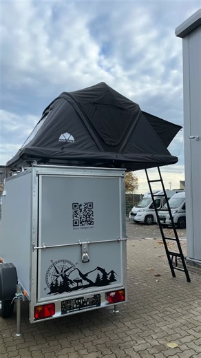 Adventure Camper - Dein Mini Wohnwagen für Dachzelte 🏕️ ✅ 750 kg gebremst / ungebremst oder ✅ 1300 kg gebremst ✅ Ideal für Dachzelte ✅ Transport, Wohnen & Schlafen https://first-camper.de/mini-wohnwagen/adventure/ Mini Wohnwagen | Kofferanhänger | Mini Camper #hildesheim #tinytrailer #miniwohnwagen #dachzelt #dachzeltanhänger #dachzeltnomaden #minicamper | First Camper - Entdecke das Campen für Dich