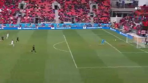 Man City has done irreparable damage to Zack Steffen.His time with Man City made the former USMNT 🇺🇸 gk believe he has the technical ability of a field player… just fu*king head the ball… wtf is this?!?