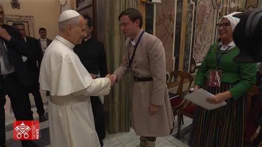 La esperanza no significa tener todas las respuestas, sino que más bien nos invita a confiar en Dios y a seguir más de cerca a Cristo. Así lo aseguró el Papa León XIV, en su encuentro de este lunes 24 de noviembre, con una peregrinación procedente de Letonia, coincidiendo con el centenario de la primera peregrinación oficial letona a Roma. #VaticanNewsES #Letonia #Jubileo2025 #Peregrinación #Esperanza | Vatican News