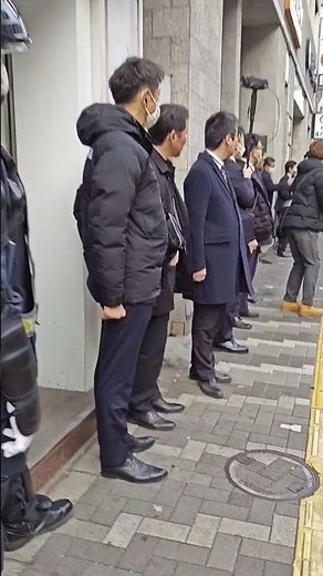 横一列の警視庁機動隊🚨・・・・・と