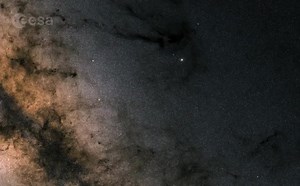 Have we detected the first medium-sized black hole?🤔 Our #Gaia spacecraft has captured a huge dark blob, 800 times more massive than our Sun which seems to be squeezed into a surprisingly small volume of space suggesting it could be an intermediate-mass black hole. 🔗 https://www.esa.int/ESA_Multimedia/Videos/2023/05/Has_Gaia_found_missing_link_in_black_hole_evolution/ | ESA - European Space Agency