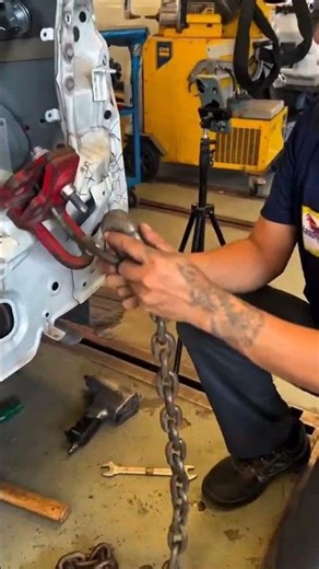 How pros pull out a crushed rear end! 🛠️💥