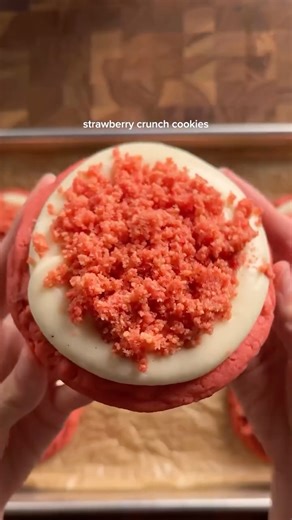 emijuju on Instagram: "Strawberry Crunch Cookies cookie: 1 1/2 cups (190g) ap flour 1/2 tsp (2g) baking powder 1/2 tsp (3g) baking soda 1/2 tsp (3g) salt 1 tsp (3g) beet powder or red food coloring 1/2 cup (113g) unsalted butter melted 1/2 cup (100g) light brown sugar 1/4 cup (50g) white sugar 1 egg + 1 egg yolk 1 tsp (4g) vanilla 1/2 cup (13g) freeze dried strawberries 1/2 cup (85g) white chocolate chips *melt butter and mix in the sugars well. add in eggs and vanilla. in another bowl, whisk to