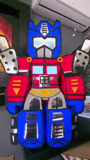 Increíble piñata de Optimus Prime para celebrar
