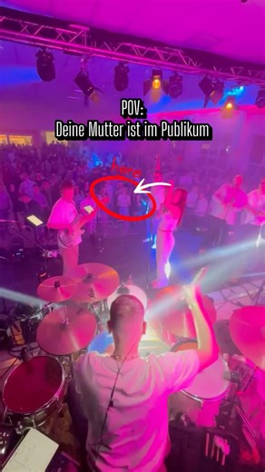Sie ist Fan seit Tag 1 😍😂 #drums #drummer #mama #konzert #publikum