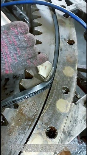 Disassemble and clean excavator slewing gear ring, replace seals and ball bearings