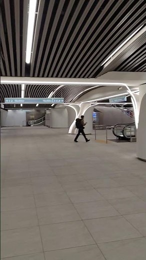 なんば駅（難波駅）南海電鉄の2F中央改札口とコンコース。R7（大阪市）Nankai Railway Namba Station Ticket Gate Osaka City JAPAN TRAVEL